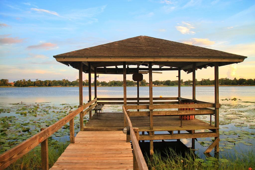Palm Lakefront Resort And Hostel Celebration Exterior foto