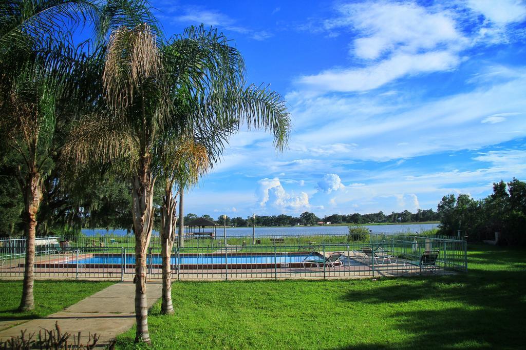 Palm Lakefront Resort And Hostel Celebration Exterior foto