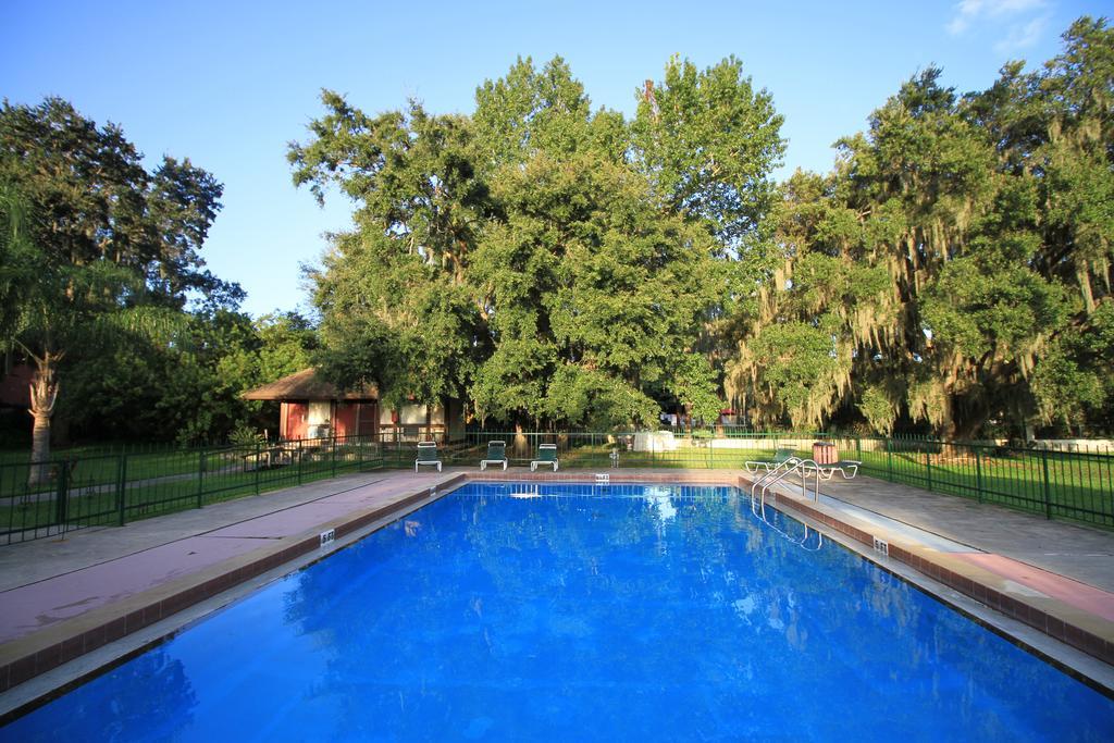 Palm Lakefront Resort And Hostel Celebration Exterior foto